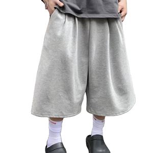 กางเกงขาสั้นผ้าแคนวาสผู้ชายแบบใหม่ ทรงโอเวอร์ไซส์ ขอบดิบ ขากว้าง ใส่สบาย แห้งเร็ว รุ่นปี 2025 - Product Image 1