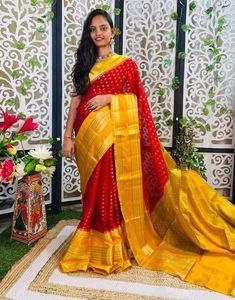 Sarees de seda brocados hechos a medida en colores surtidos y con bordes azul real para tiendas de saries y diseñadores de moda para reventa - Product Image 6