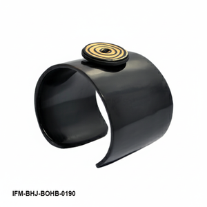 Brazalete Artesanal de Cuerno de Búfalo Negro con Medallón Espiral Incrustado, Joyería Étnica Chic Natural y Sostenible - Product Image 1