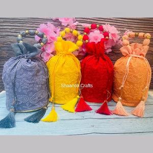 กระเป๋าปอทลีงานฝีมือแบบดั้งเดิมของอินเดียสำหรับผู้หญิง กระเป๋าปอทลีปักมือสำหรับงานปาร์ตี้ กระเป๋าแบบมีเชือกสำหรับใส่ของขวัญ - Product Image 1