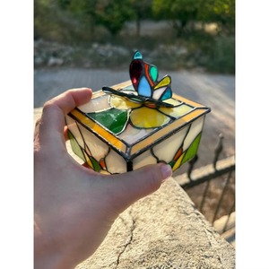 Boîte à bijoux colorée en métal unique avec support de rangement fait main au design papillon, idéale pour bagues, boucles d'oreilles, colliers et bracelets - Product Image 6
