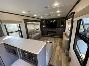 Meilleure vente : Remorque de camping d'occasion 2023 C-o-a-c-h-m-e-n B-r-o-o-k-s-t-o-n-e 344F-L à vendre - Product Image 2