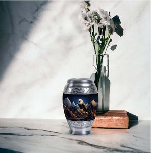 Aigle moderne en métal avec paysage de montagne adulte mâle aigle chauve cendres souvenir urne funéraire taille personnalisée - Product Image 6