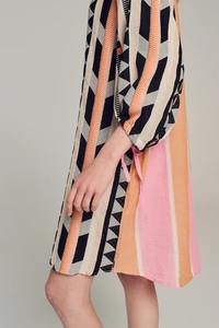 Nueva colección de verano, manga corta, cuello en V, viscosa, tejido en V, textura sólida y detalles para una mezcla perfecta de estilo y gracia - Product Image 4