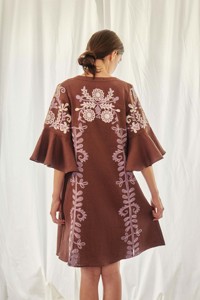 Nouvelle arrivée Robe maxi unie avec un style bohème estival tendance, ceintures brodées, manches longues, taille 6XL pour les sorties à la plage - Product Image 3