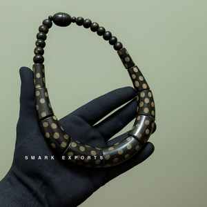 Collier en corne de buffle avec motif de points brûlés Pendentif fait à la main Bijoux tribaux pour femmes Accessoire de mode par SMARKEXPORTS India - Product Image 2