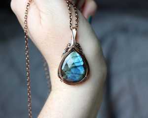 Colgante de labradorita inspirado en Elven, collar de cristal envuelto en alambre hecho a mano en arte portátil de cobre antiguo - Product Image 3