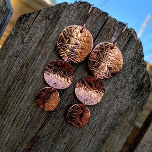Boucles d'oreilles en cuivre oxydé pour femmes avec un long design floral et une finition tribale fabriquées par des artisans pour la mode traditionnelle - Product Image 4
