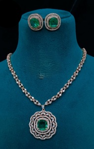 ชุดจี้ประดับเพชร CZ สีทองพร้อมต่างหูสำหรับงานแต่งงานและงานปาร์ตี้ - Product Image 2