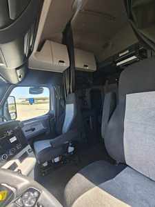 Camión Semirremolque Cascadia 126 Sleeper USADO de 2020 de Calidad Superior - Techo Elevado, 12 Velocidades, Transmisión Automática Dt12, Listo para Envío Mundial - Product Image 3