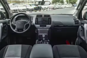 Voiture d'occasion 2023 Prado TXL Berline Moteur 4.5L Automatique Intérieur Sombre Sièges en Cuir Conduite à Gauche Toit Ouvrant Panoramique - Product Image 6