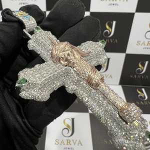 Amuleto de la Paz Personalizado con Diamantes Moissanite VVS en Oro Rosa, Corte Baguette, Completamente Engastado, Joyería Fina Hip Hop para Hombre, Certificado IGI - Product Image 1