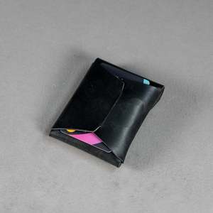 Non. Portefeuille cousu à la main (Superbe cuir de vachette pleine fleur noir, capacité de 12 à 15 cartes) - Product Image 2