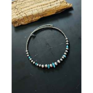 Collier en fil de mémoire perlé, style Navajo, avec turquoise Kingman et perles en argent sterling graduées, motif en forme de boule - Product Image 4