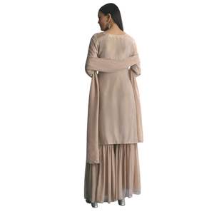 Juego de tejido dorado Kurta Sharara con cuentas y lentejuelas para recepciones de boda al por mayor eventos nupciales y festivos Premium personalizados - Product Image 3