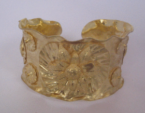 Bracelet manchette en alliage de zinc plaqué or à motif floral - Bijou de mode unisexe - Product Image 1