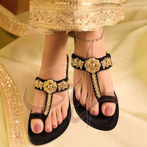 Calzado Kolhapuri Hecho a Mano con Detalles Hermosos, Flores Intrincadamente Adornadas, Parte Superior de Gamuza y Terciopelo - Product Image 2