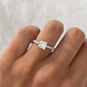Bague en or blanc avec diamant de laboratoire taille princesse de 1,40 ct, halo caché et bande pavée, certifiée IGI - Product Image 2