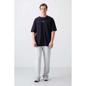 เสื้อยืดคอกลมโอเวอร์ไซส์พิมพ์ลายสำหรับผู้ชาย Tommylife Wholesale รุ่น 88323 สีดำ - สีน้ำเงินกรมท่า - Product Image 6