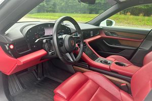 Offre exceptionnelle : Porsche Taycan 4S d'occasion 2020, propre et prête à être expédiée - Product Image 2