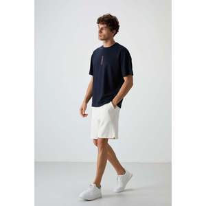 เสื้อยืดผ้าฝ้ายสีน้ำเงินกรมท่าทรงโอเวอร์ไซส์สำหรับผู้ชาย Air Jones พื้นผิวเนื้อหนา พิมพ์ลายกราฟิก สำหรับใส่ลำลอง รุ่น 88368 - Product Image 2