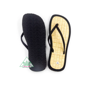 Huong Que 100% Chanclas de goma natural Sandalias deslizantes de verano de alta calidad Estilo de plataforma Plantilla superior suave Masaje Tendencia de moda - Product Image 1