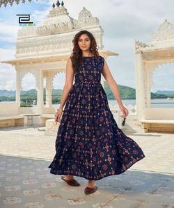 Lahenga Choli de créateur indien avec chemisier, tenue décontractée de créateur traditionnel indien, robe rose colorée - Product Image 5