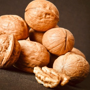 Factory Price Walnuts Nuts Premium Quality Walnut Kernels Healthy Snack Bulk Supply for Wholesale Retail Stores Food Industry - Product Image 4