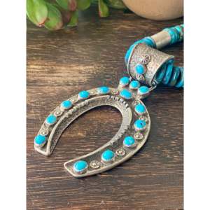 Collar Delbert Arviso Kingman de Turquesa y Plata de Ley con diseño de Herradura y Tufa Fundida con Engaste de Bisel, Regalo - Product Image 5