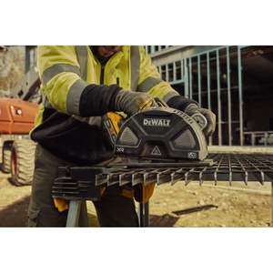 Kit de Sierra Circular para Cortar Metal de 7-1/4 Pulgadas, 20V MAX XR, Eléctrica y Portátil, con Hoja, Batería y Cargador para Cortar Azulejos y Madera - Product Image 1