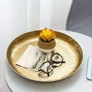 Plateau à chocolat rond en métal doré de luxe pour un service sucré élégant, idéal pour les célébrations de décoration intérieure et les occasions spéciales - Product Image 1