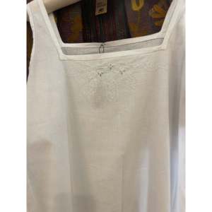 เดรสแฟชั่นสไตล์วินเทจผ้าลินินฝรั่งเศส คอปกสี่เหลี่ยม แต่งซิป คุณภาพสูง ODM ไซส์พลัส XS เหมาะสำหรับใส่ในวันสบายๆ แต่งระบาย - Product Image 1