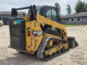 Cargadora Compacta Usada Cat 259D con Mulcher, Motor Caterpillar 2023, Alta Eficiencia de Combustible, Carga Nominal de 400 Toneladas, Caja de Cambios, Rodamientos y Motor - Product Image 3