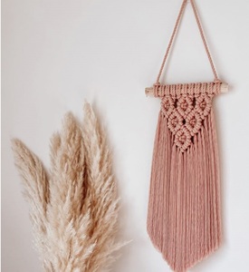 Belle tenture murale en macramé faite à la main de style boho chic parfait pour offrir et décorer des espaces de vie intérieurs - Product Image 4