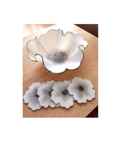 Grand saladier en résine avec un motif marbré unique, idéal pour la décoration de table moderne.