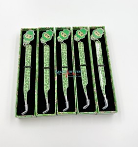 Pinzas de extensión de pestañas de volumen delgado de etiqueta privada Agarre de diamante de 90 grados Punta de fibra verde Acero inoxidable con encanto de pestañas - Product Image 3