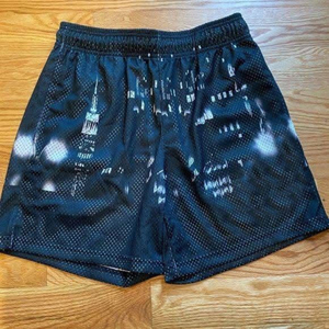 Pantalones cortos de baloncesto de malla con estampado gráfico del horizonte de la ciudad de Nueva York – Pantalones deportivos negros - Product Image 1