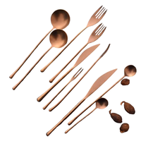 Ensemble de couverts en acier inoxydable résistant à la rouille, design antique, écologique et durable, comprenant cuillère, fourchette, couteaux et couteau à découper