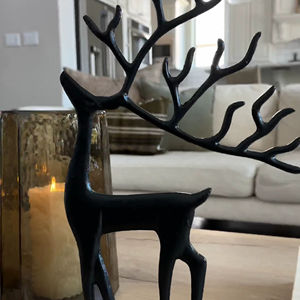 Renne debout élégant dans une finition noire mate | Une figurine moderne et stylisée et un porte-bijoux pour une pièce maîtresse de fête - Product Image 1