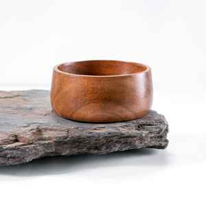 Juego de cuencos de ensalada de madera Natural tallada personalizada de alta calidad hechos a mano altamente pulidos para uso en el hogar y el restaurante empaquetados en cartón - Product Image 3