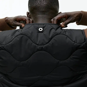 เสื้อกั๊กผู้ชายสั่งตัดพิเศษสำหรับฤดูหนาวและฤดูใบไม้ร่วง คอตั้ง ซิป ดีไซน์เรียบง่าย สไตล์ไฮสตรีท บริการ OEM พร้อมโลโก้ด้านหน้า - Product Image 4