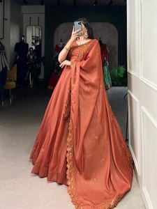 Designer blanc cassé Ghaghara Choli Lehenga Choli été fête de mariage porter argent brillant tissu paillettes travail indien pakistanais - Product Image 2