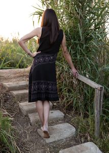 Vestido Midi Bohemio en Línea A, Negro, Sin Mangas, Bordado Étnico Geométrico, Estampado Tribal, Escote en V, Algodón Suave y Ligero, Maxi - Product Image 2