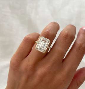 Bague de fiançailles solitaire en moissanite taillée émeraude faite à la main avec pierre centrale de 5.30 carats en argent 925 et design de réglage Halo - Product Image 1