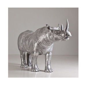 Elegante Escultura de Aluminio Fundido Diseñada para Agregar Interés Visual y una Presencia Metálica Sofisticada en Interiores - Product Image 2