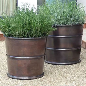 Pots à fleurs en fer légers et durables faits à la main avec finition en cuivre antique - Product Image 1