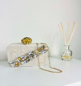 Elegante bolso de mano de resina hecho a mano con perla y correa de cadena de la India para bodas nupciales y fiestas nocturnas - Product Image 2