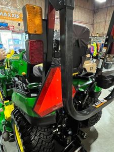 Tractor de Ruedas John Deere 120R Verde 4x4 Multifuncional para Uso Agrícola - Product Image 6