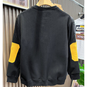 เสื้อสเวตเชิ้ตผู้ชายแฟชั่นฤดูใบไม้ร่วง-ฤดูหนาวแบบใหม่ ดีไซน์เก๋ไก๋ ตกแต่งด้วยผ้าขนปุย คอเสื้อหลวม ใส่ได้หลากหลาย สไตล์ลำลอง หล่อเท่ ผลิตจากผ้าฝ้าย 100% - Product Image 2