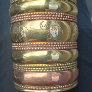 Brazalete ancho de diseñador floral de latón puro 100% hecho a mano, brazalete ajustable, Regalo para mamá - Product Image 1